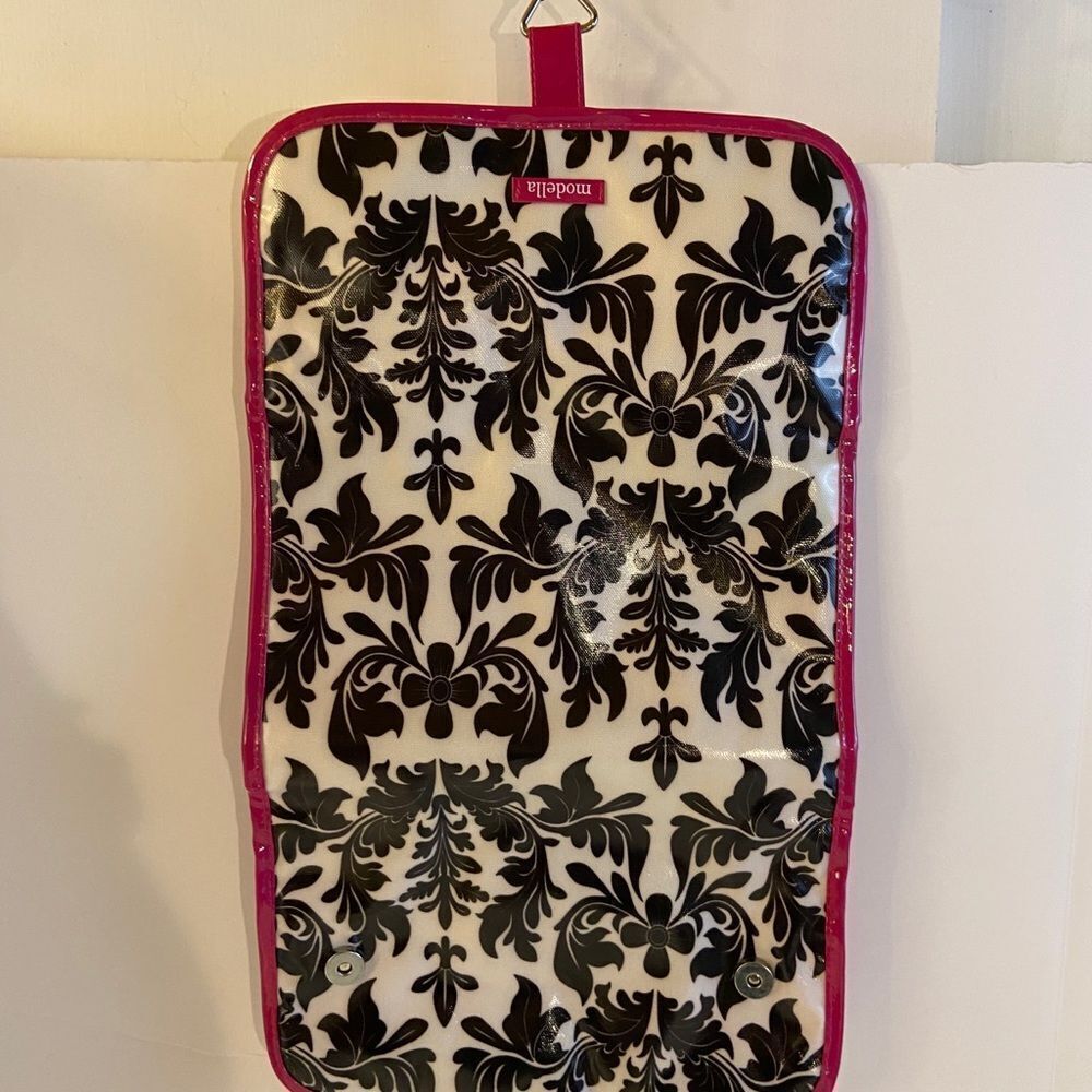 Modella handing travel bag black pink 11x7”